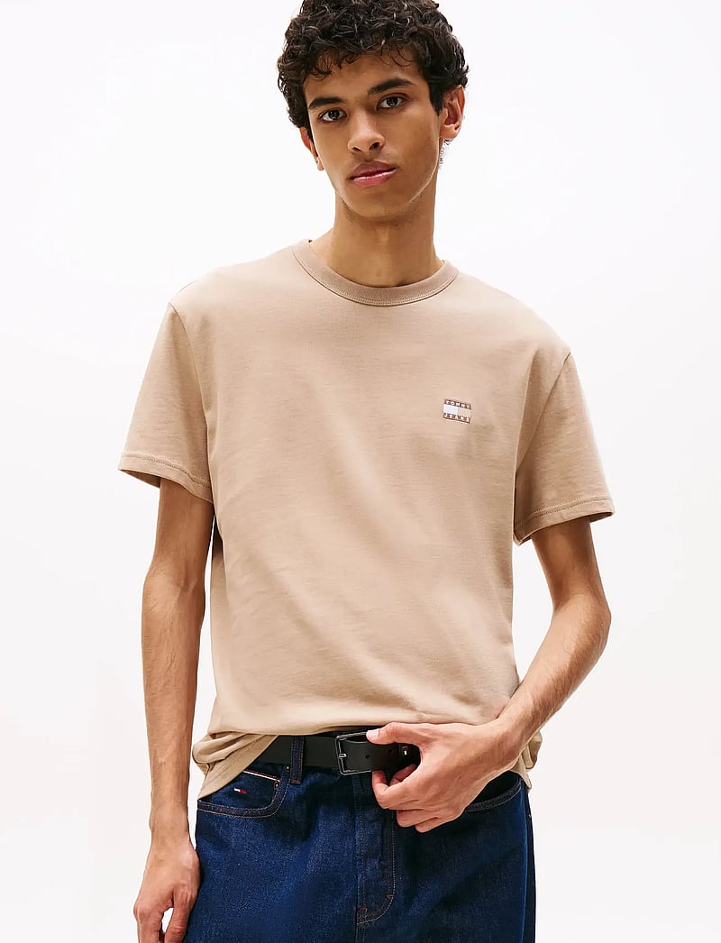 Tommy Jeans - TJM REG BADGE TEE EXT - kortärmade t-shirts - coastal taupe tonal - 0