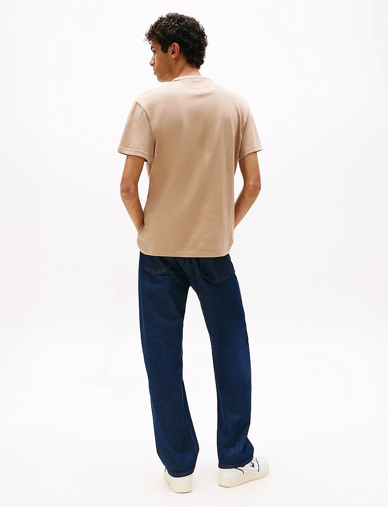 Tommy Jeans - TJM REG BADGE TEE EXT - kortärmade t-shirts - coastal taupe tonal - 3