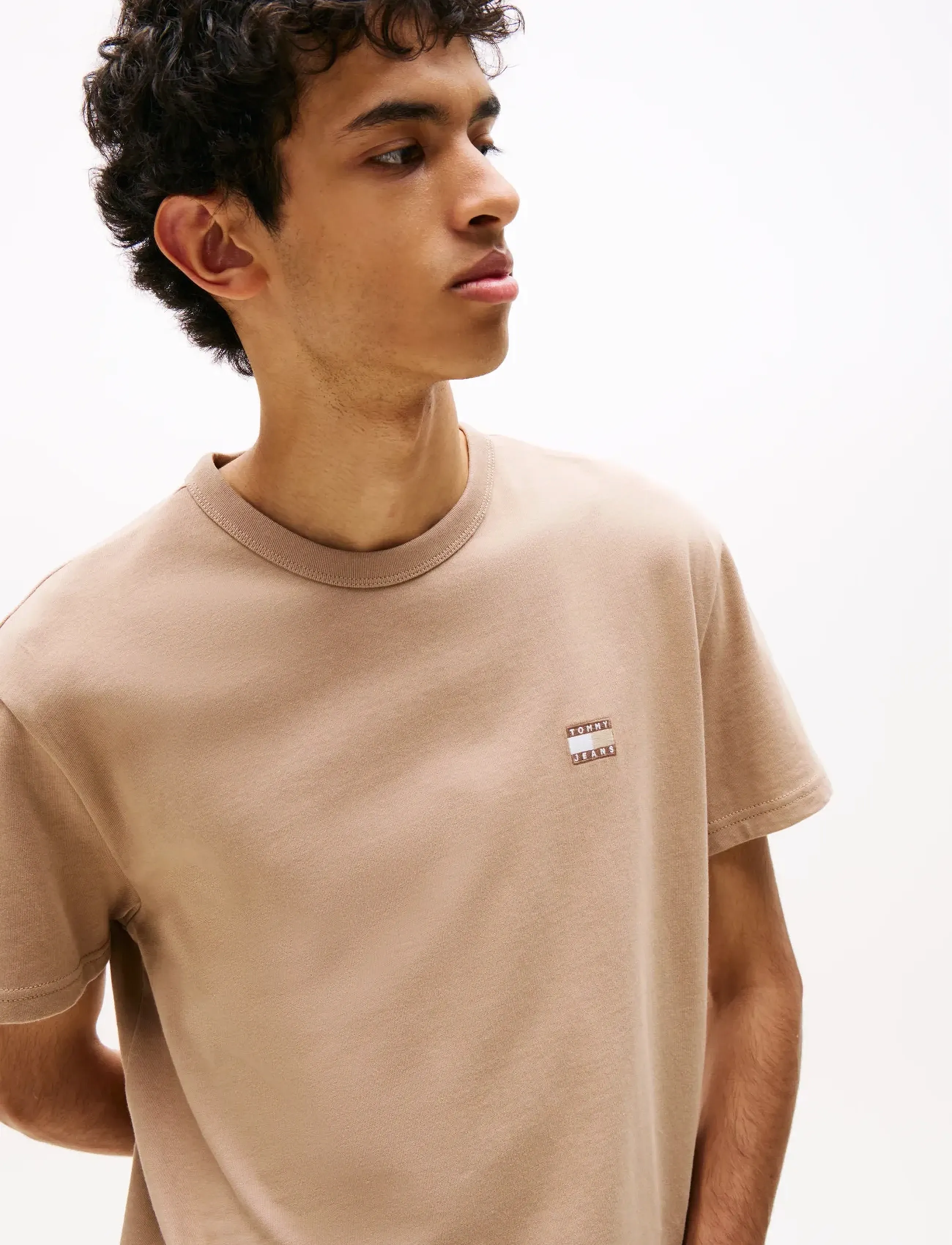 Tommy Jeans - TJM REG BADGE TEE EXT - short-sleeved t-shirts - coastal taupe tonal - 4