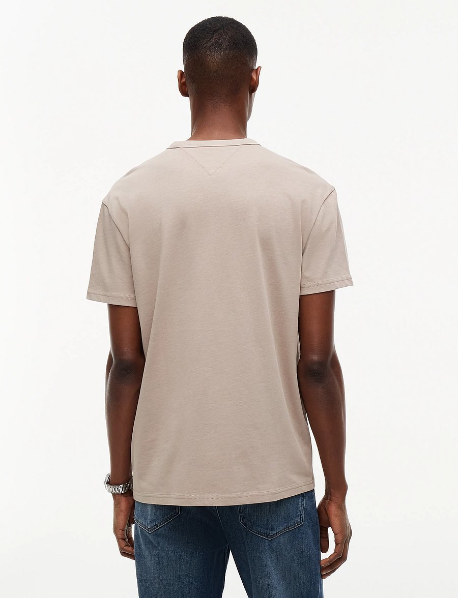 Tommy Jeans - TJM REG BADGE TEE EXT - lühikeste varrukatega t-särgid - limestone dust - 2