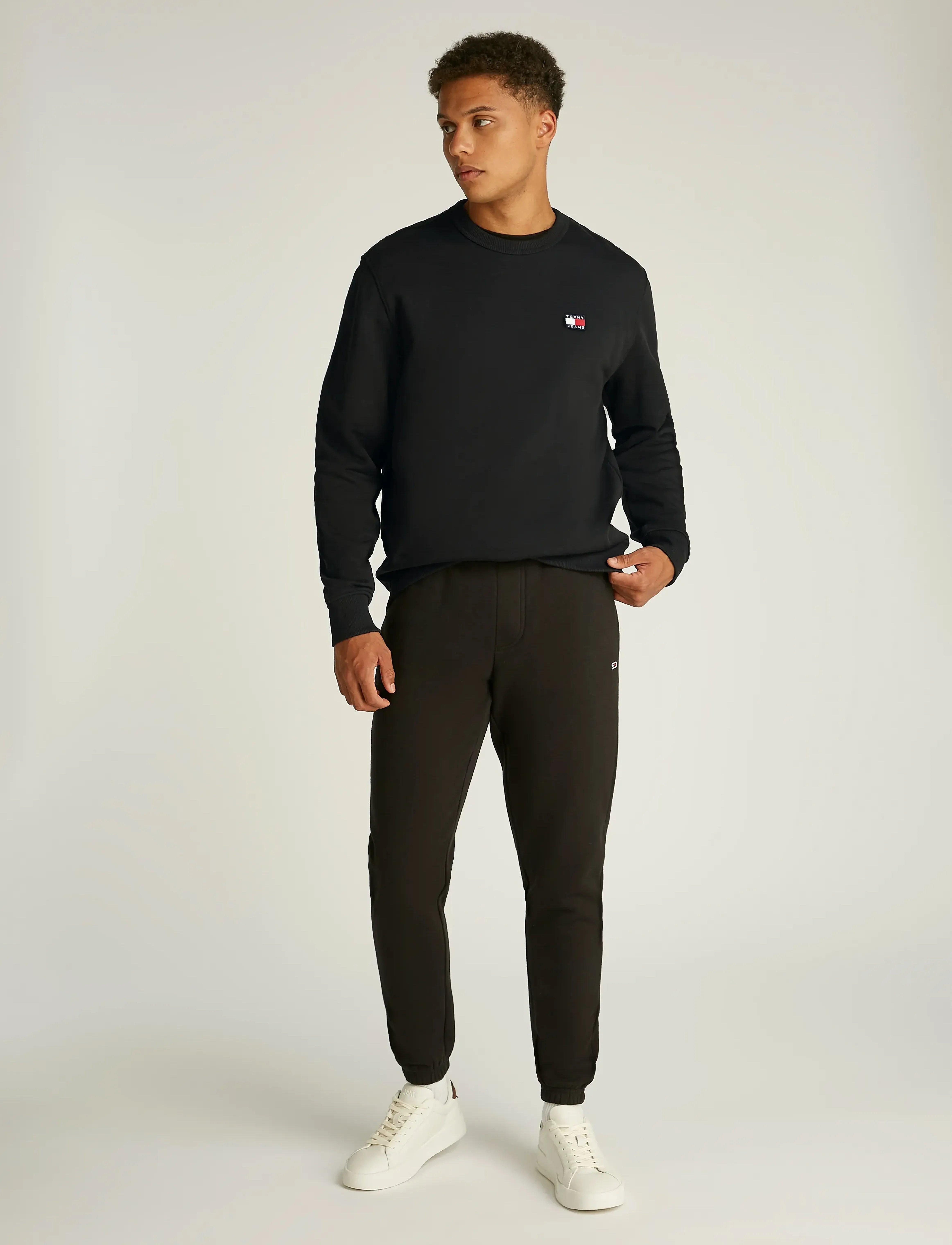 Tommy Jeans - TJM REG BADGE CREW EXT - collegepaidat - black - 4