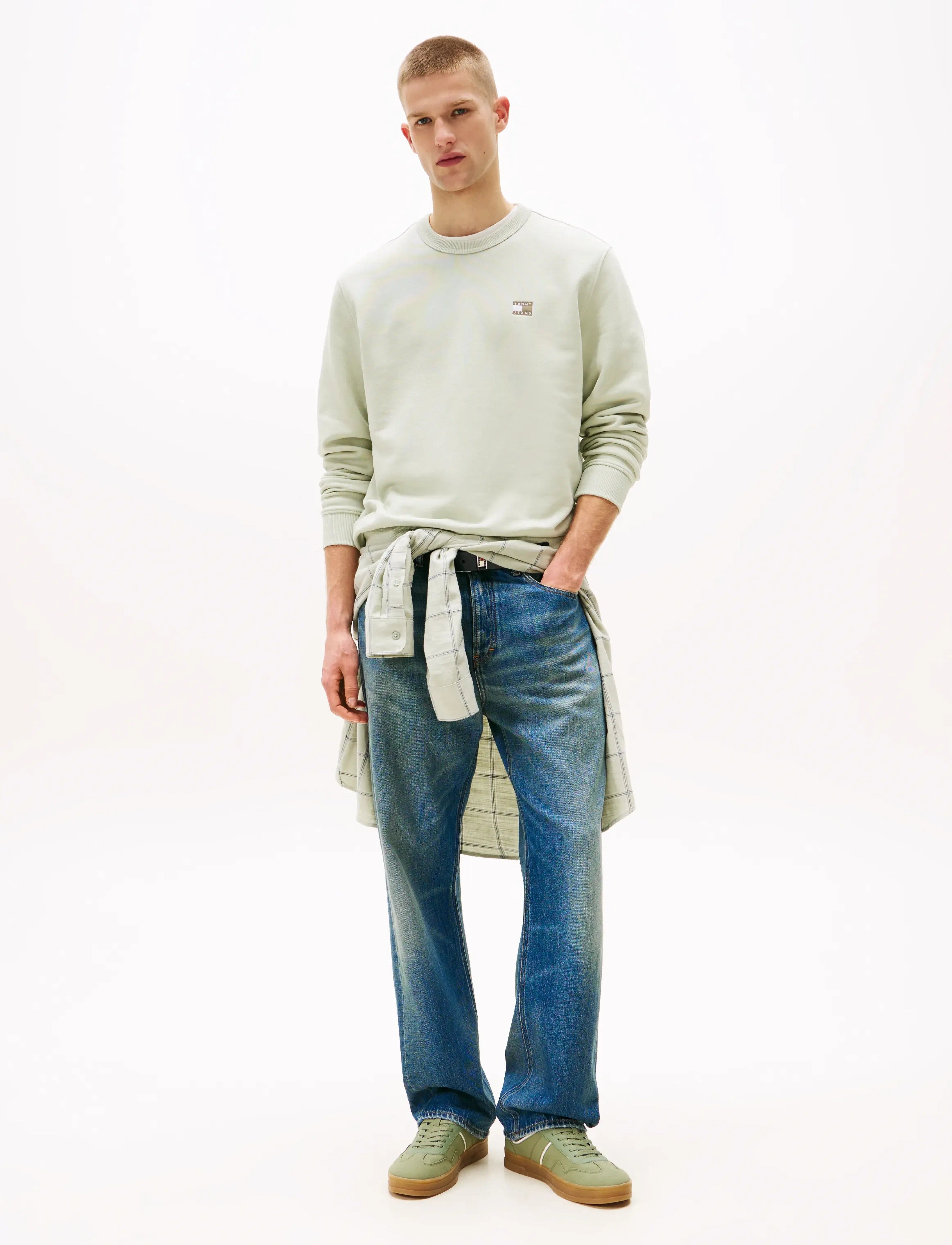 Tommy Jeans - TJM REG BADGE CREW EXT - collegepaidat - misty sage tonal - 2
