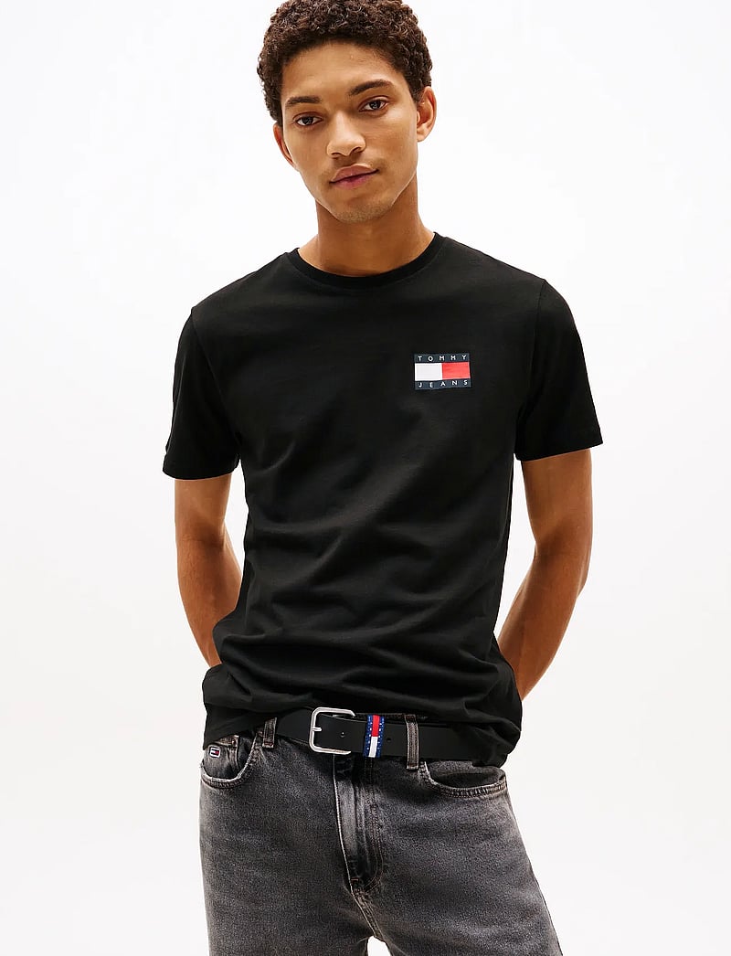 Tommy Jeans - TJM SLIM ESSENTIAL FLAG TEE EXT - short-sleeved t-shirts - black - 0