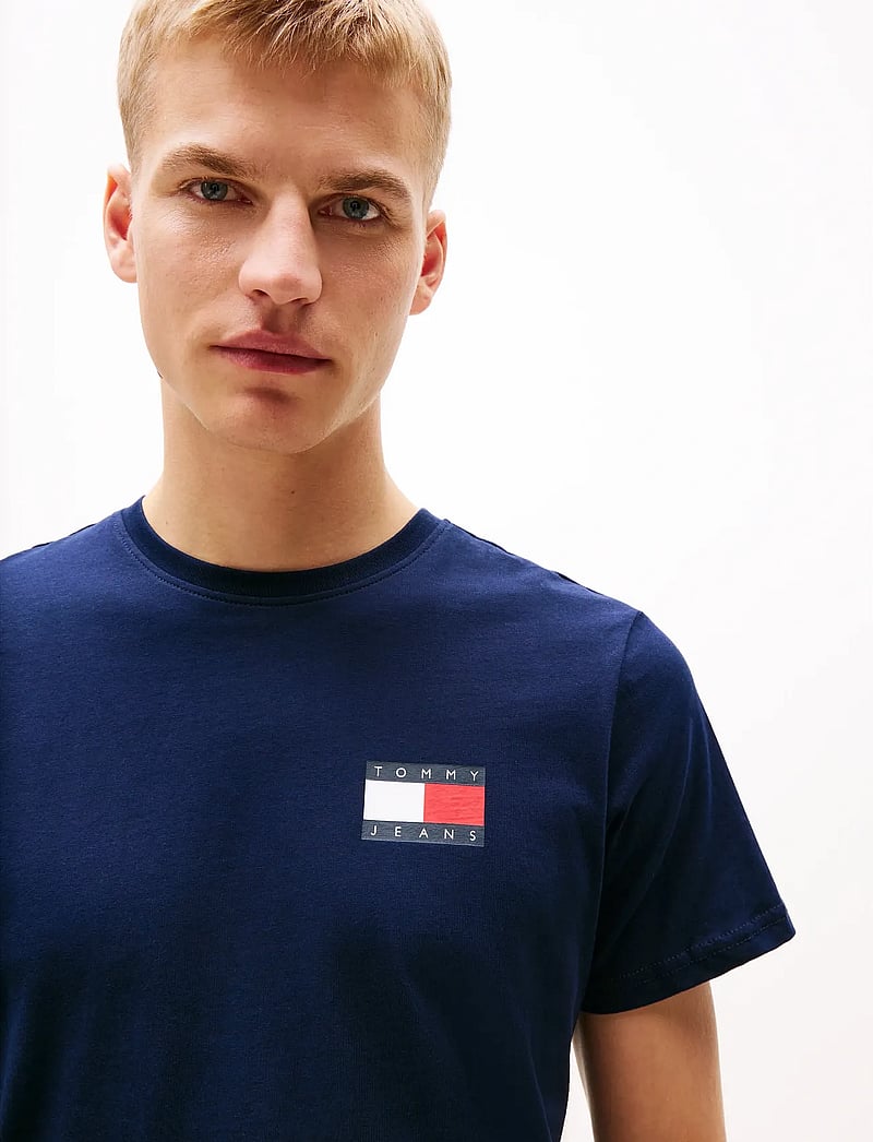 Tommy Jeans - TJM SLIM ESSENTIAL FLAG TEE EXT - kortärmade t-shirts - dark blue - 4