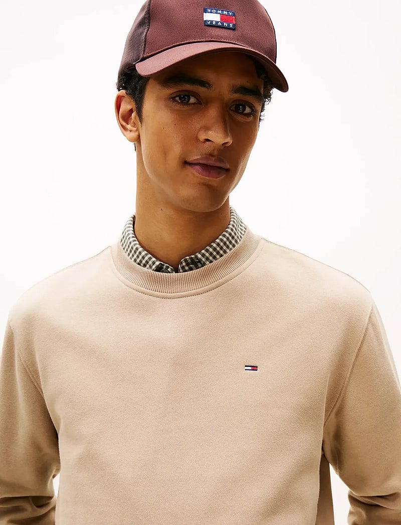 Tommy Jeans - TJM REG S FLAG CREW - sweatshirts - coastal taupe - 4