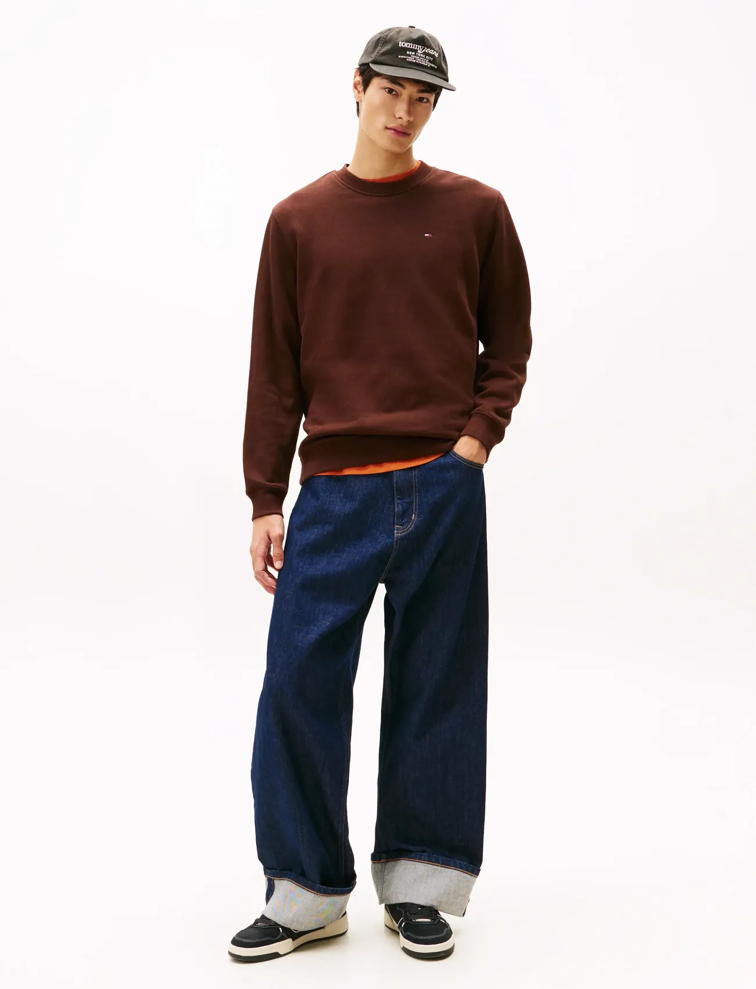 Tommy Jeans - TJM REG S FLAG CREW - feriefavoritter - rich brown - 2
