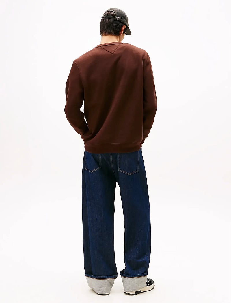 Tommy Jeans - TJM REG S FLAG CREW - urlaubsfavoriten - rich brown - 3