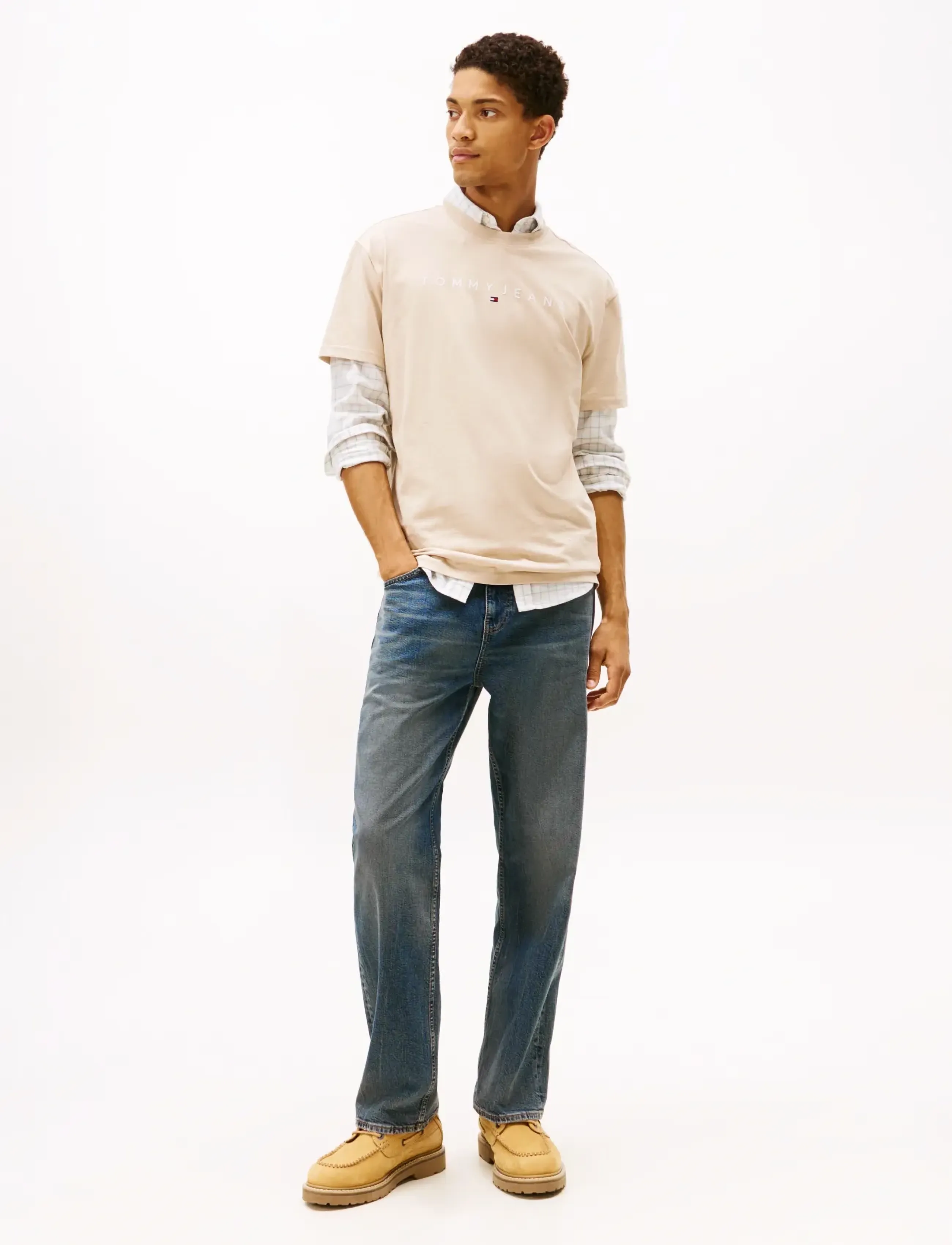 Tommy Jeans - TJM REG LINEAR LOGO TEE EXT - laveste priser - gulf sand - 2