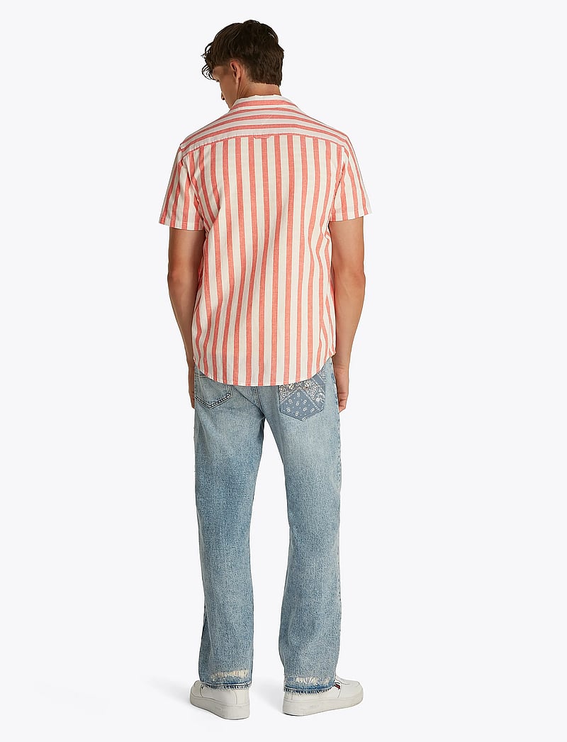 Tommy Jeans - TJM REG LINEN BLEND STP SS SHIRT - triibulised särgid - ecru / bright vermillion - 3