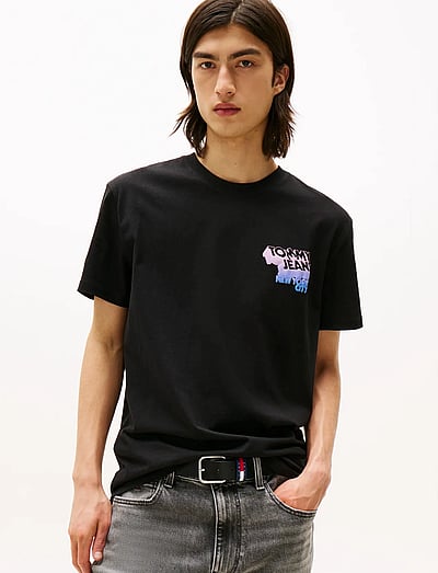 Tommy Jeans TJM REG STACK BACKPRINT TEE EXT - Kortærmede T-shirts - BLACK / black