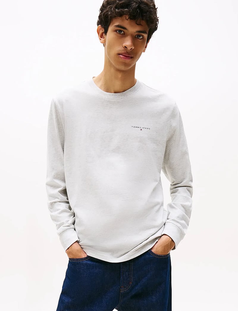 Tommy Jeans - TJM SLIM CHEST LINEAR LS TEE EXT - långärmade t-shirts - lt grey htr - 0
