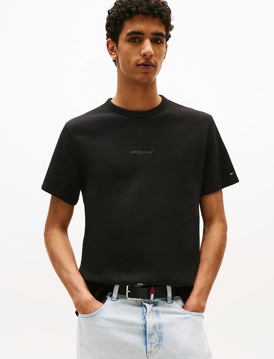 Tommy Jeans - TJM SLIM WAFFLE SCRIPT TEE - kurzärmelige t-shirts - black - 0