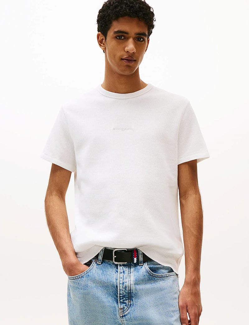 Tommy Jeans - TJM SLIM WAFFLE SCRIPT TEE - kortärmade t-shirts - ecru - 0