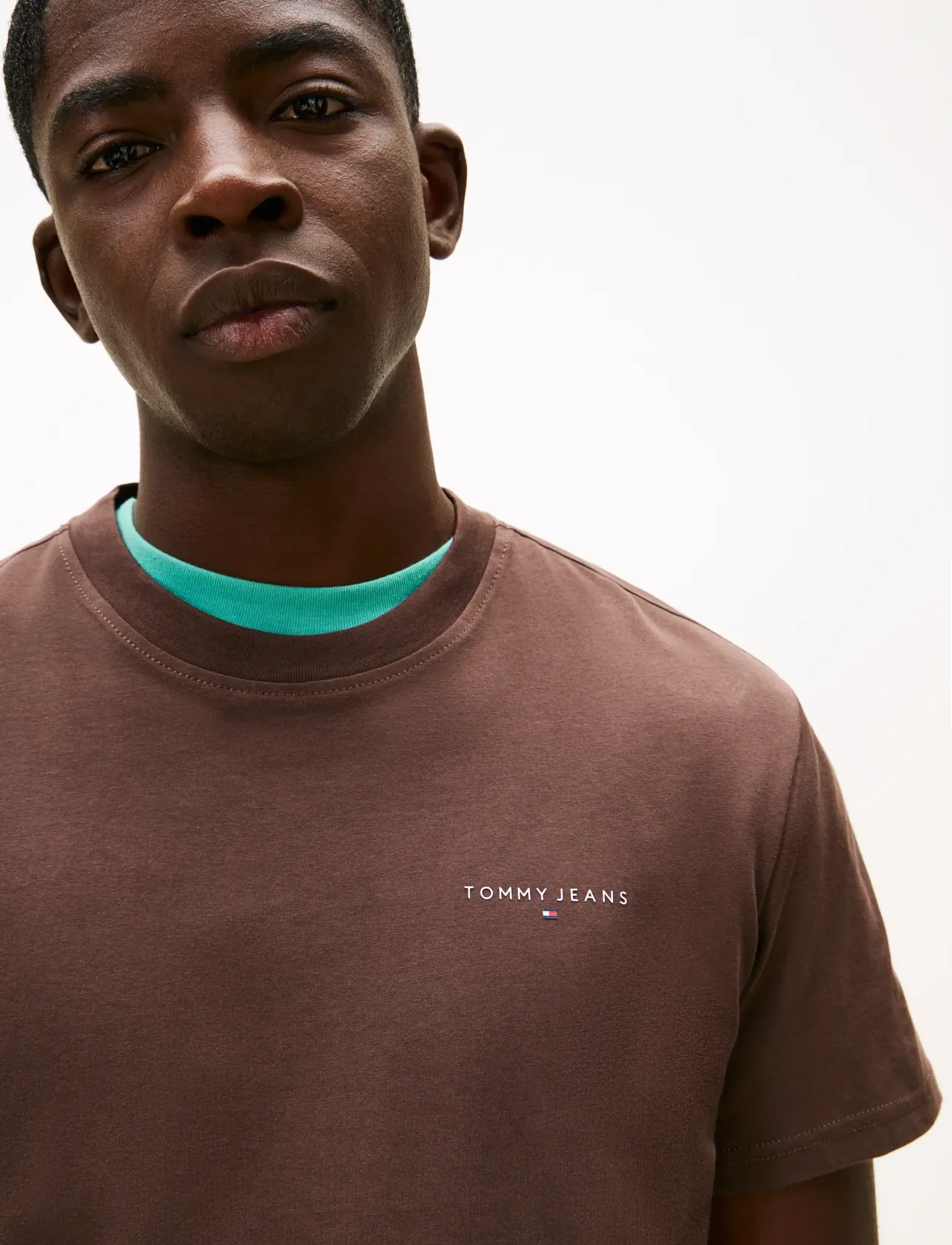 Tommy Jeans - TJM SLIM LINEAR CHEST TEE EXT - kortærmede t-shirts - black walnut - 4