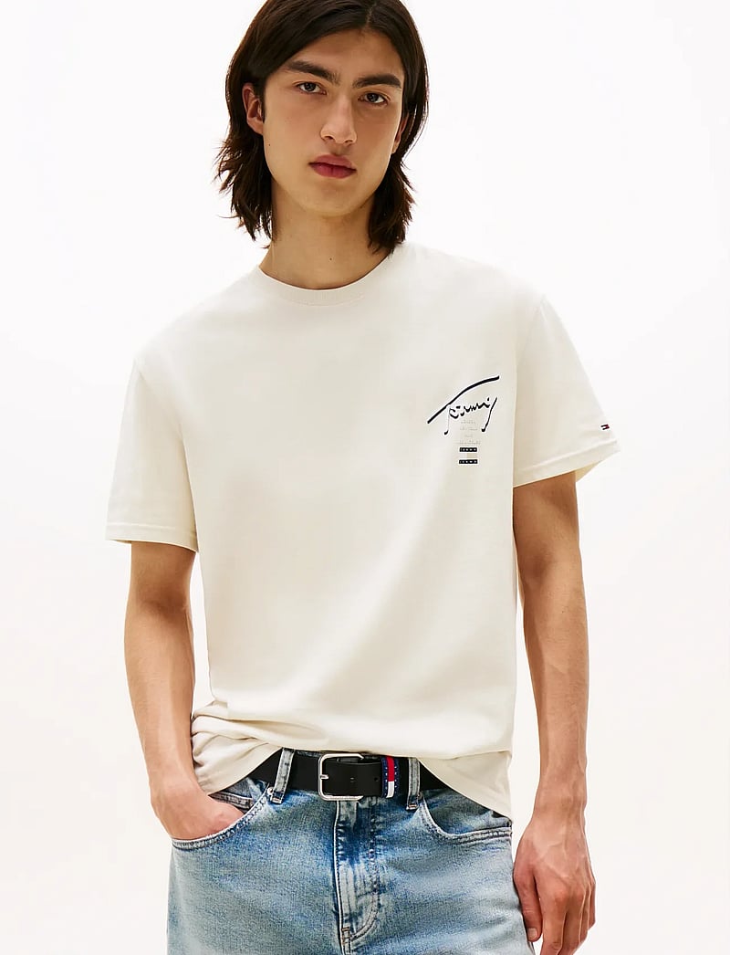 Tommy Jeans - TJM REG SIGNATURE CITY TEE - kortärmade t-shirts - desert sand dune - 0
