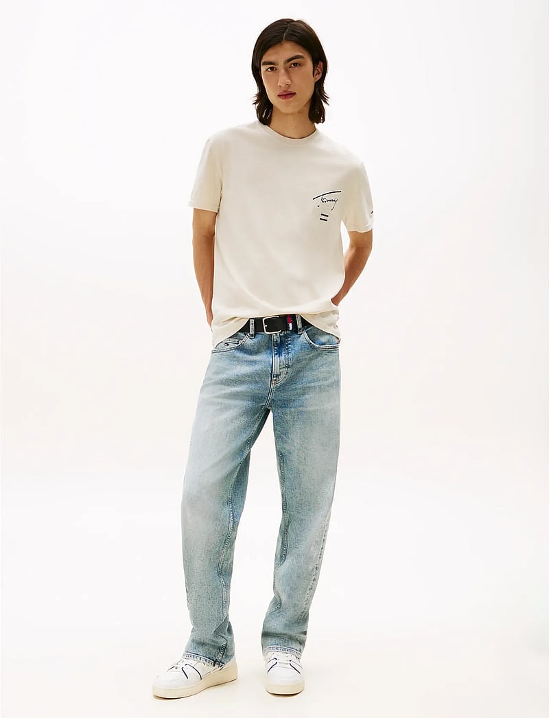 Tommy Jeans - TJM REG SIGNATURE CITY TEE - kortärmade t-shirts - desert sand dune - 2