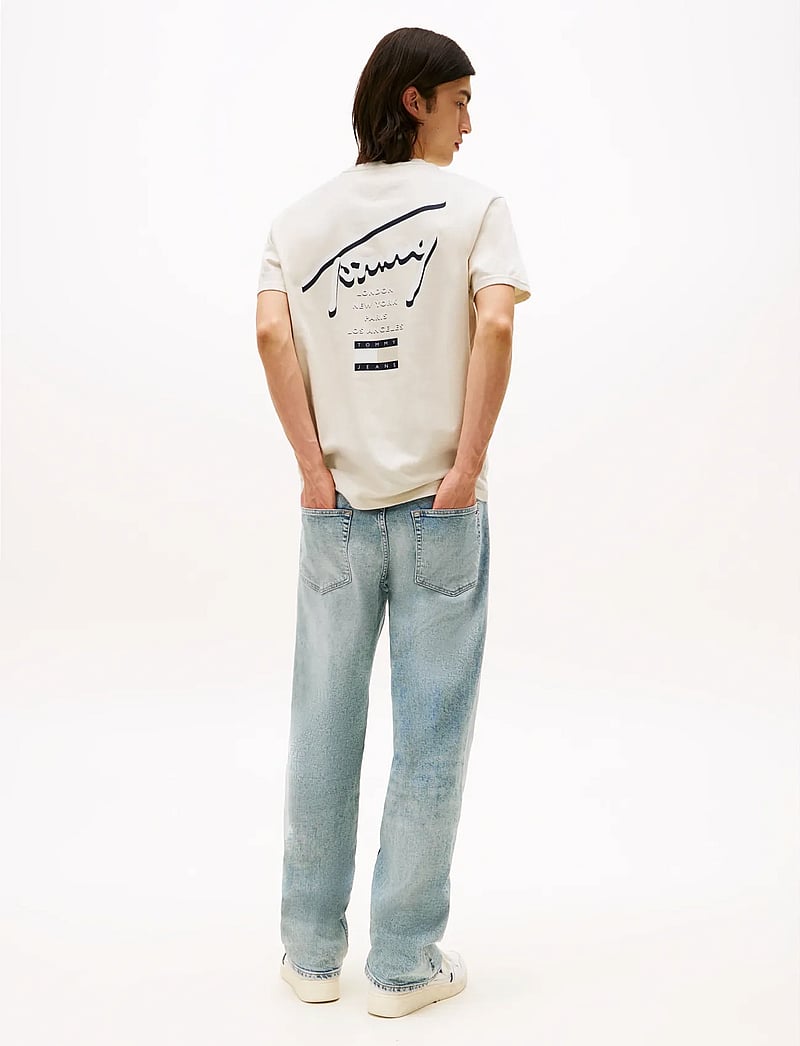 Tommy Jeans - TJM REG SIGNATURE CITY TEE - kortärmade t-shirts - desert sand dune - 3