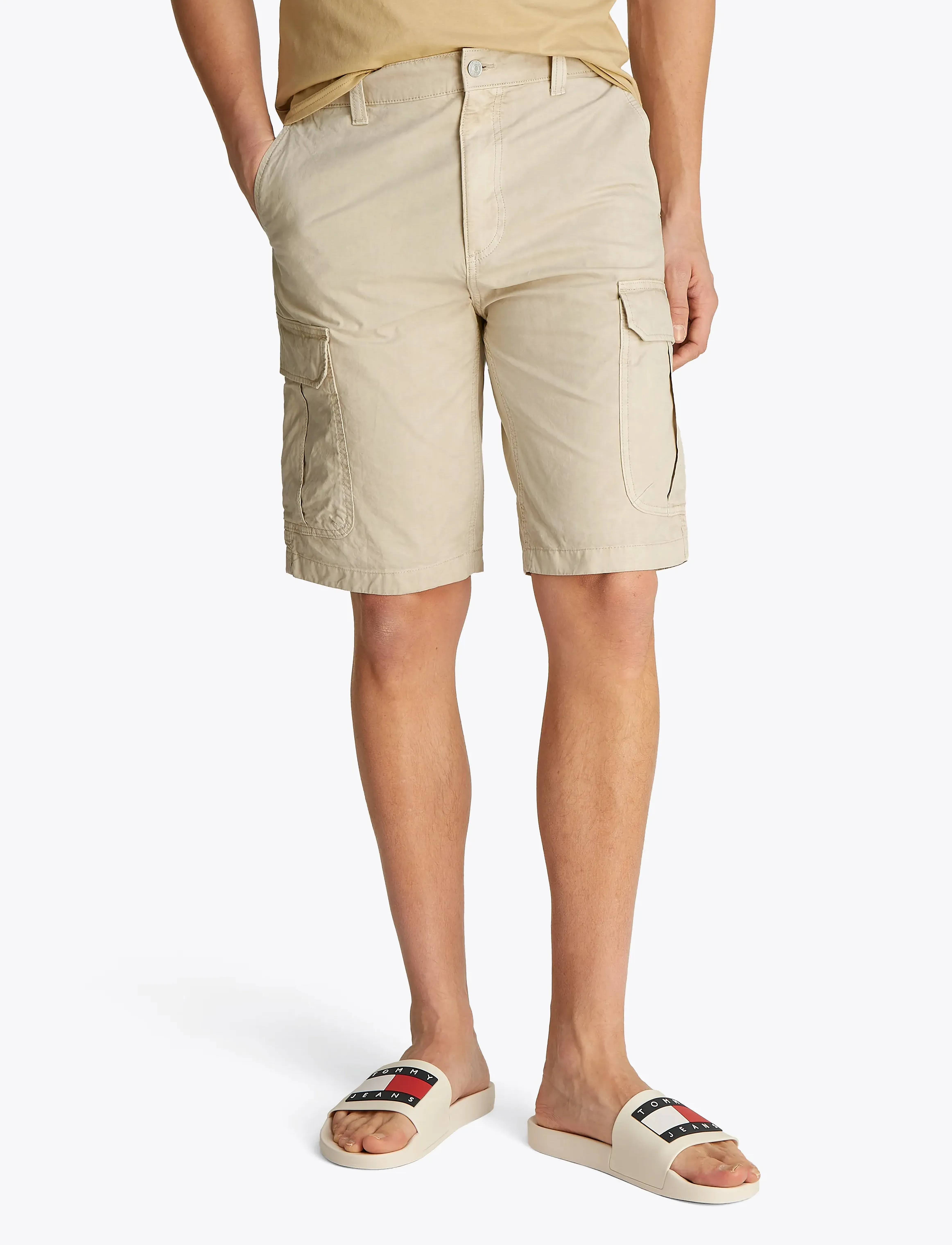 Tommy Jeans TJM OTIS TWILL REG CARGO SHORT - Szorty - NEWSPRINT / cream