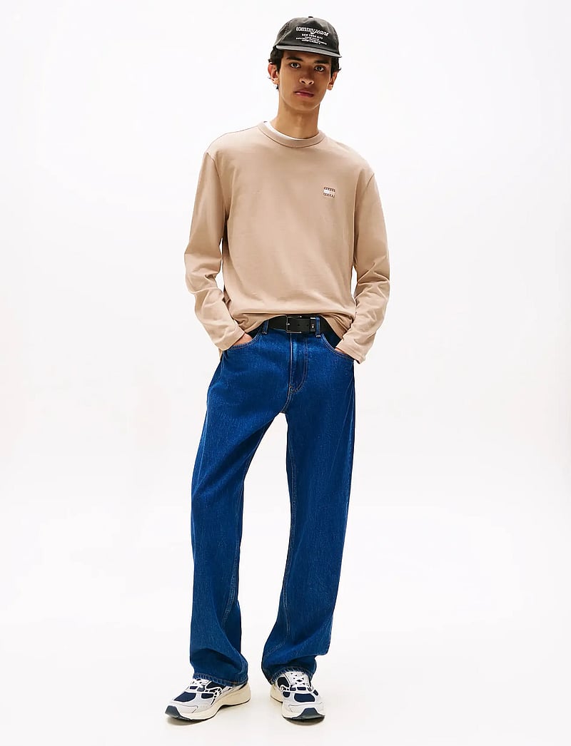 Tommy Jeans - TJM REG BADGE TEE LS - long-sleeved t-shirts - coastal taupe tonal - 2