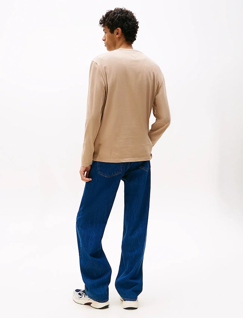 Tommy Jeans - TJM REG BADGE TEE LS - long-sleeved t-shirts - coastal taupe tonal - 3