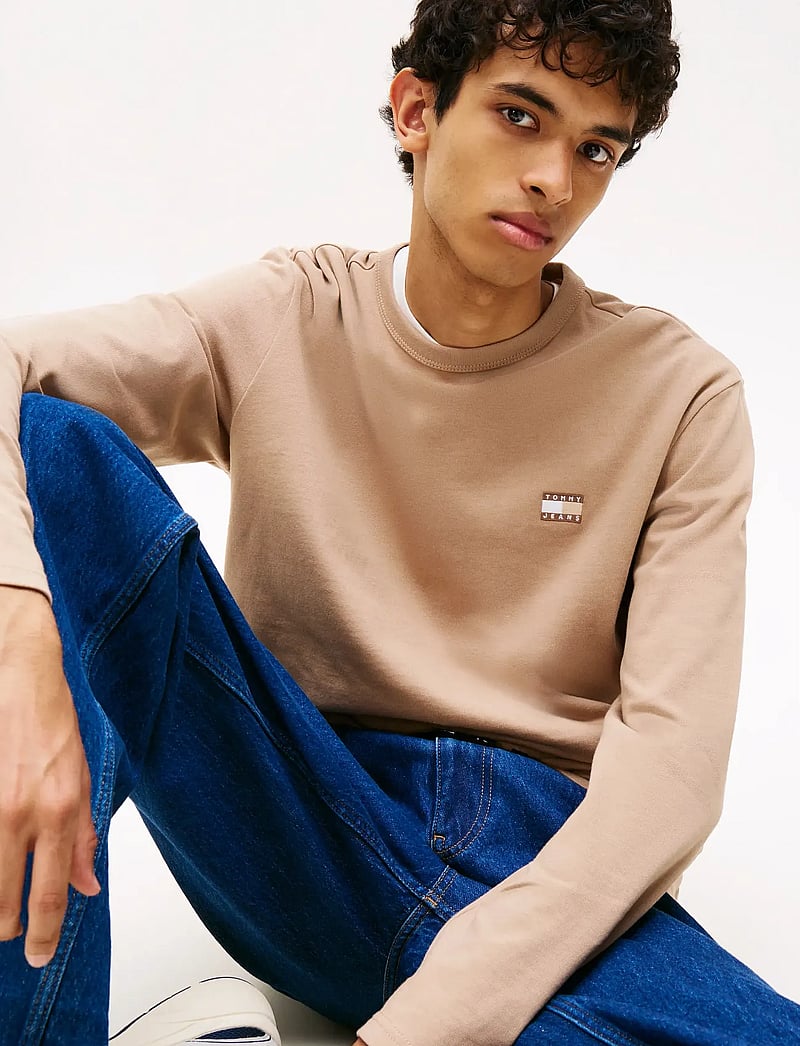 Tommy Jeans - TJM REG BADGE TEE LS - long-sleeved t-shirts - coastal taupe tonal - 4