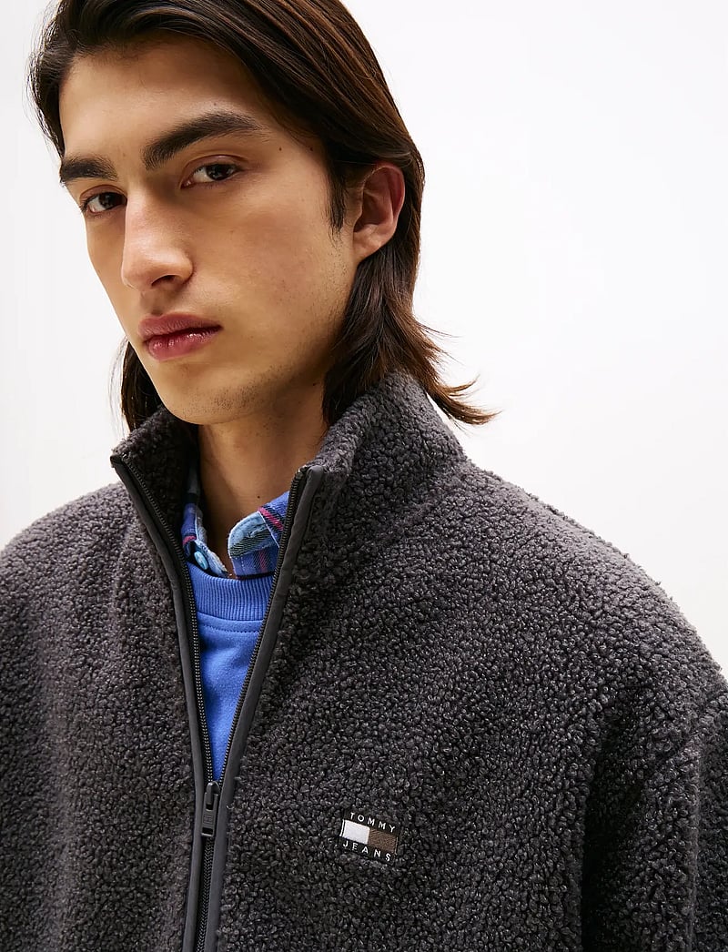 Tommy Jeans - TJM RLX BADGE FZ TEDDY - teddytröjor - washed black - 4