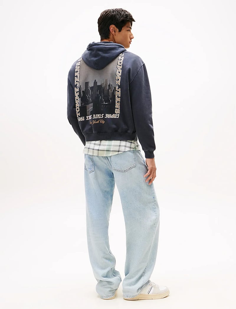 Tommy Jeans - TJM 90S WSHD PHOTO CITY HOOD EXT - hoodies - black - 3