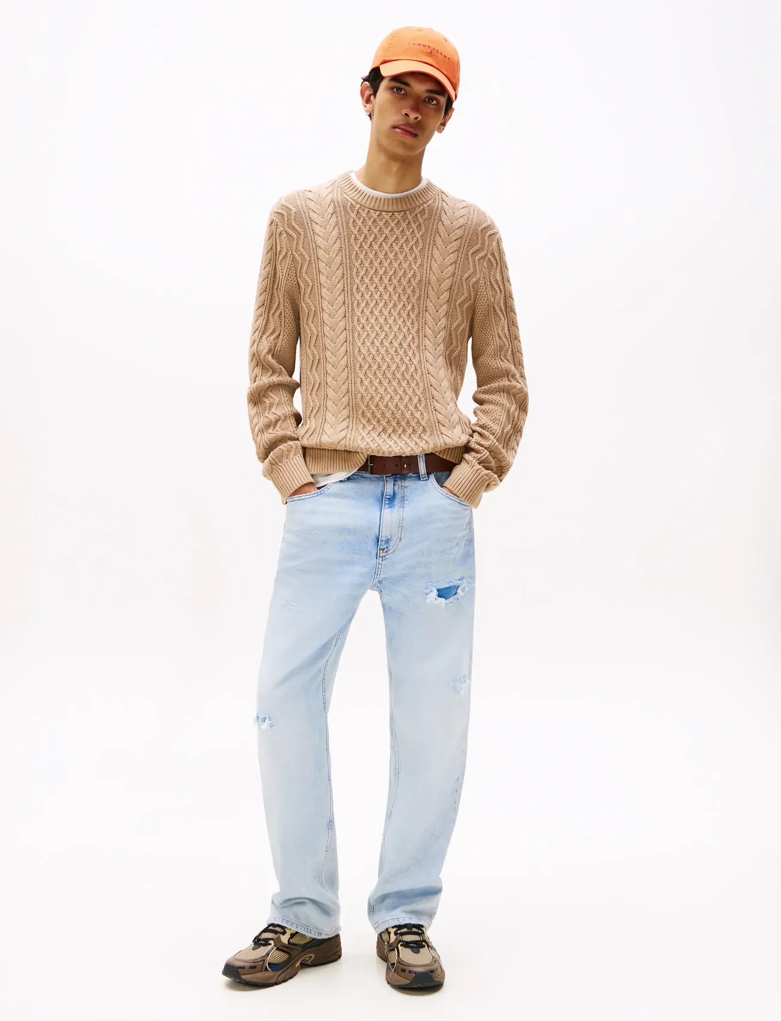 Tommy Jeans - TJM SLM BADGE CABLE KNIT SWEATER - rund hals - coastal taupe tonal - 2