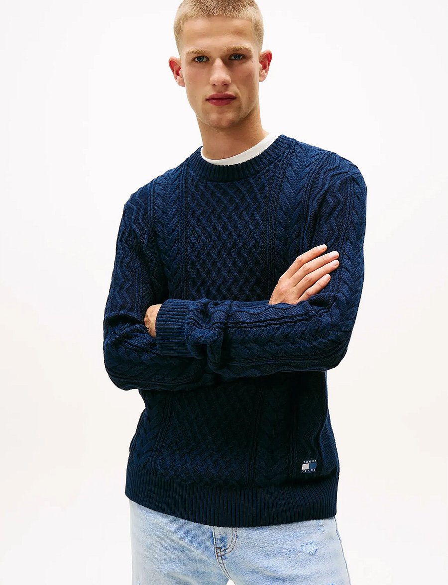 Tommy Jeans - TJM SLM BADGE CABLE KNIT SWEATER - rundhalsad - dark night navy tonal - 0