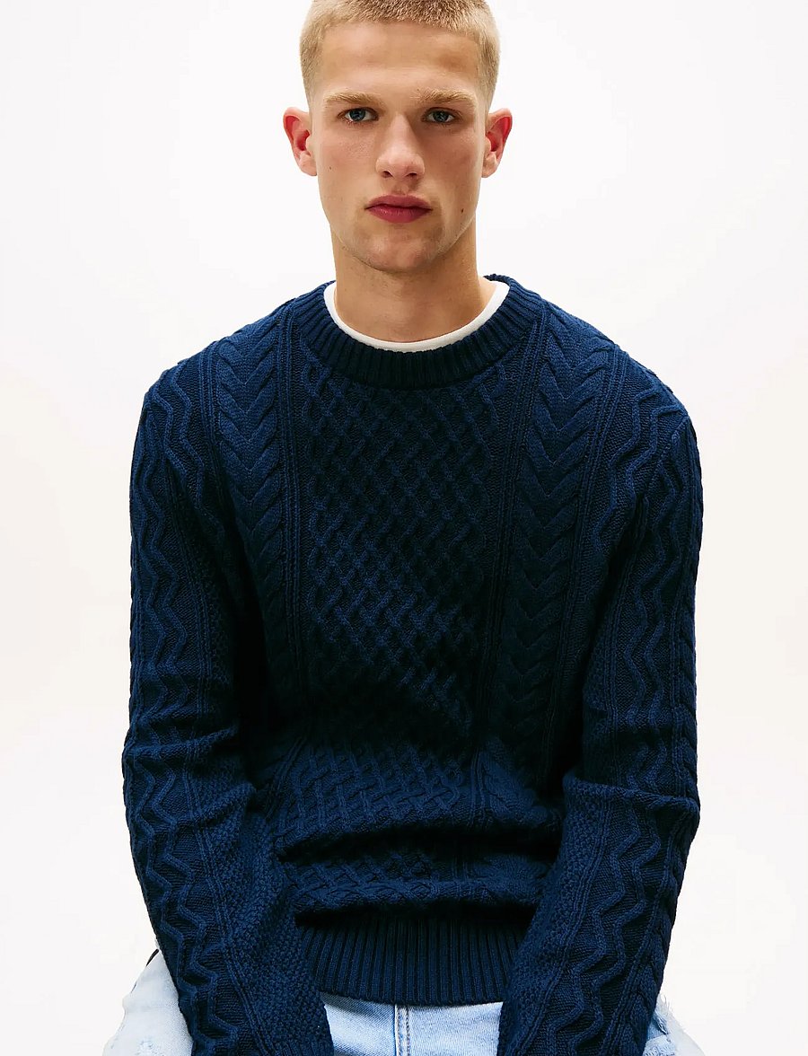 Tommy Jeans - TJM SLM BADGE CABLE KNIT SWEATER - rundhalsad - dark night navy tonal - 4