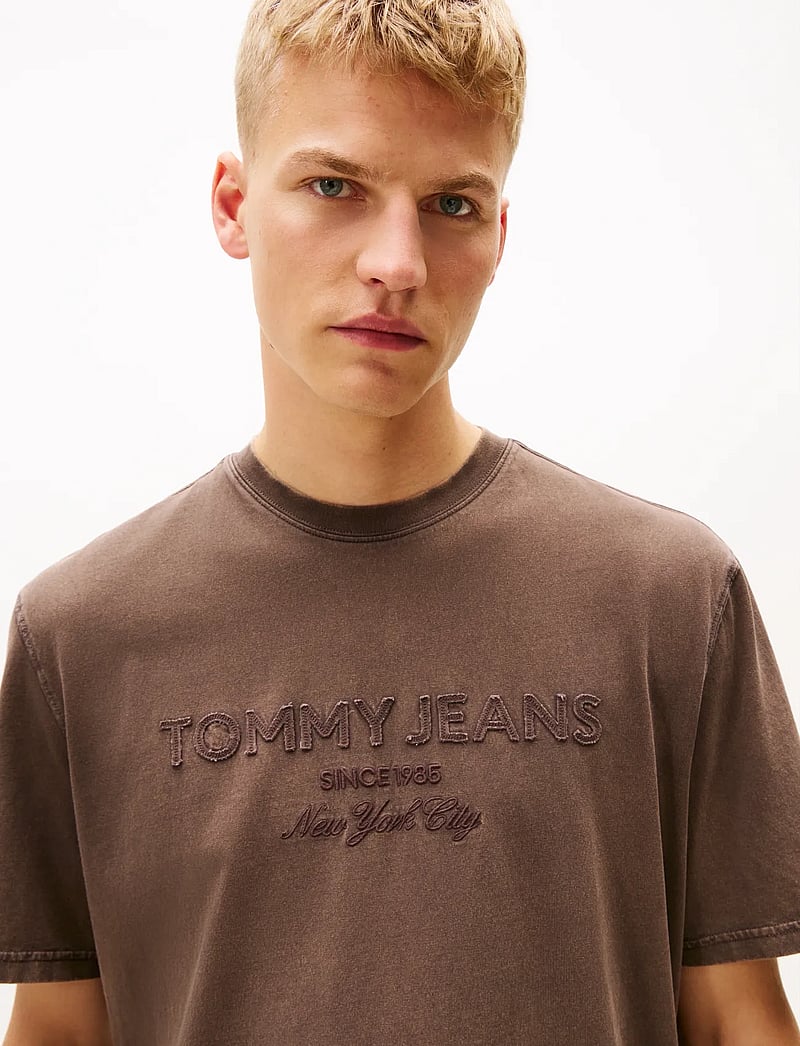 Tommy Jeans - TJM 90S NEW CLASSICS SS TEE - kurzärmelig - black walnut - 4