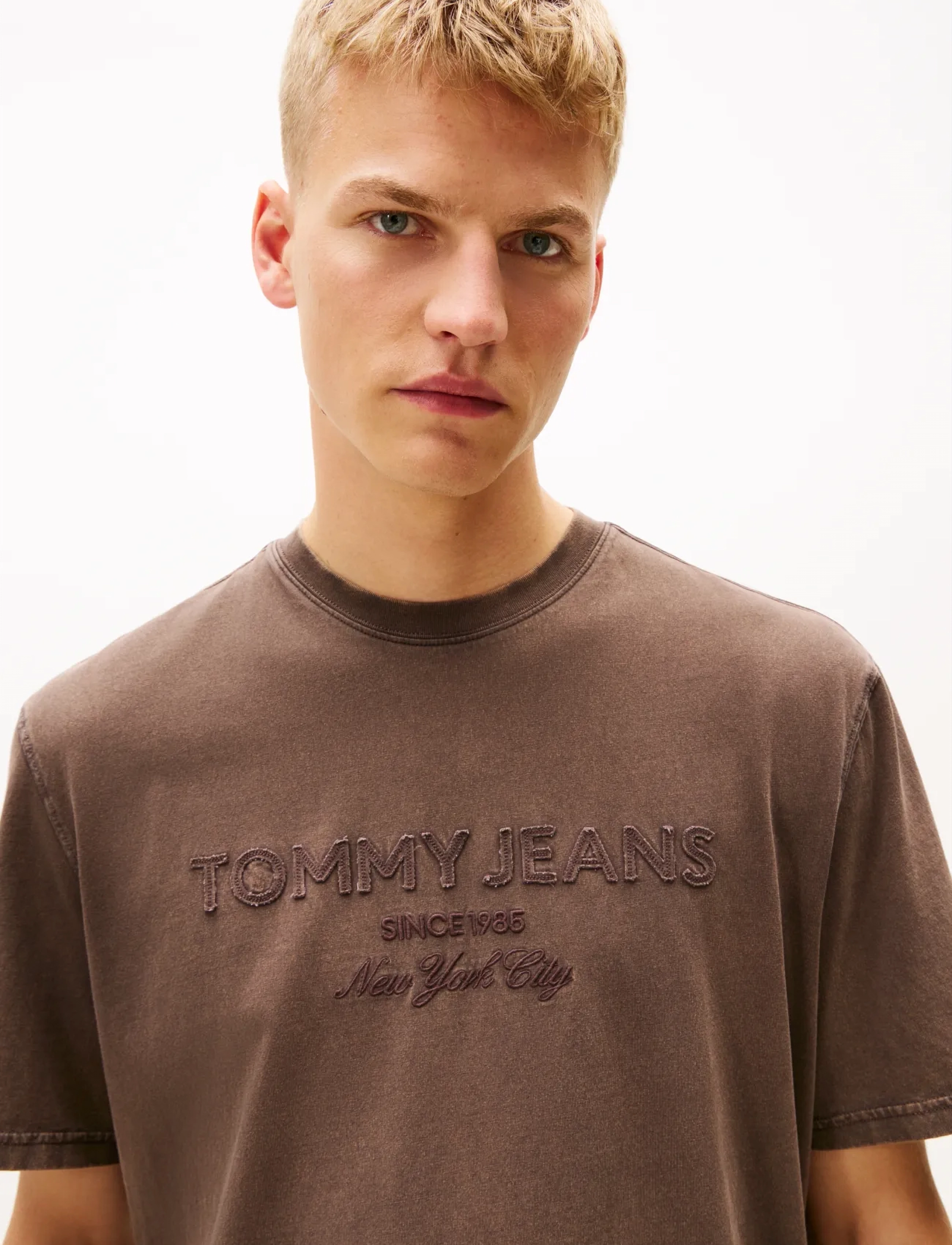 Tommy Jeans - TJM 90S NEW CLASSICS SS TEE - kortærmede t-shirts - black walnut - 4