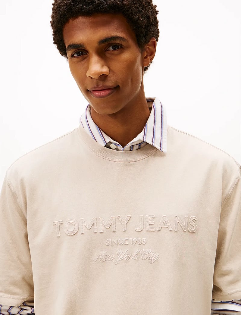 Tommy Jeans - TJM 90S NEW CLASSICS SS TEE - kurzärmelig - gulf sand - 4