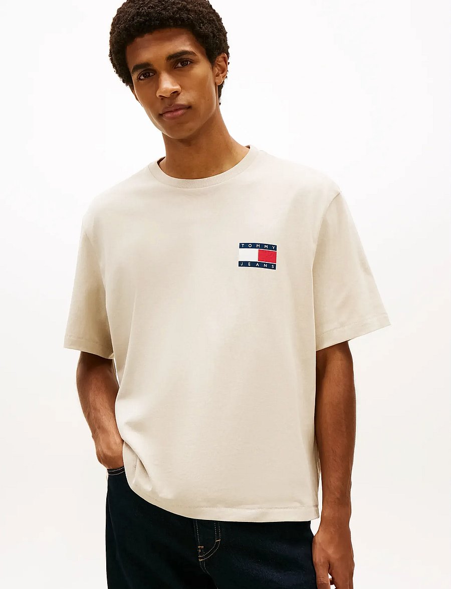 Tommy Jeans - TJM 90S PEAKS BACKPRINT SS TEE - short-sleeved t-shirts - gulf sand - 0