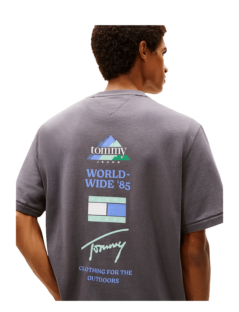 Tommy Jeans - TJM 90S PEAKS BACKPRINT SS TEE - kurzärmelig - washed black - 2