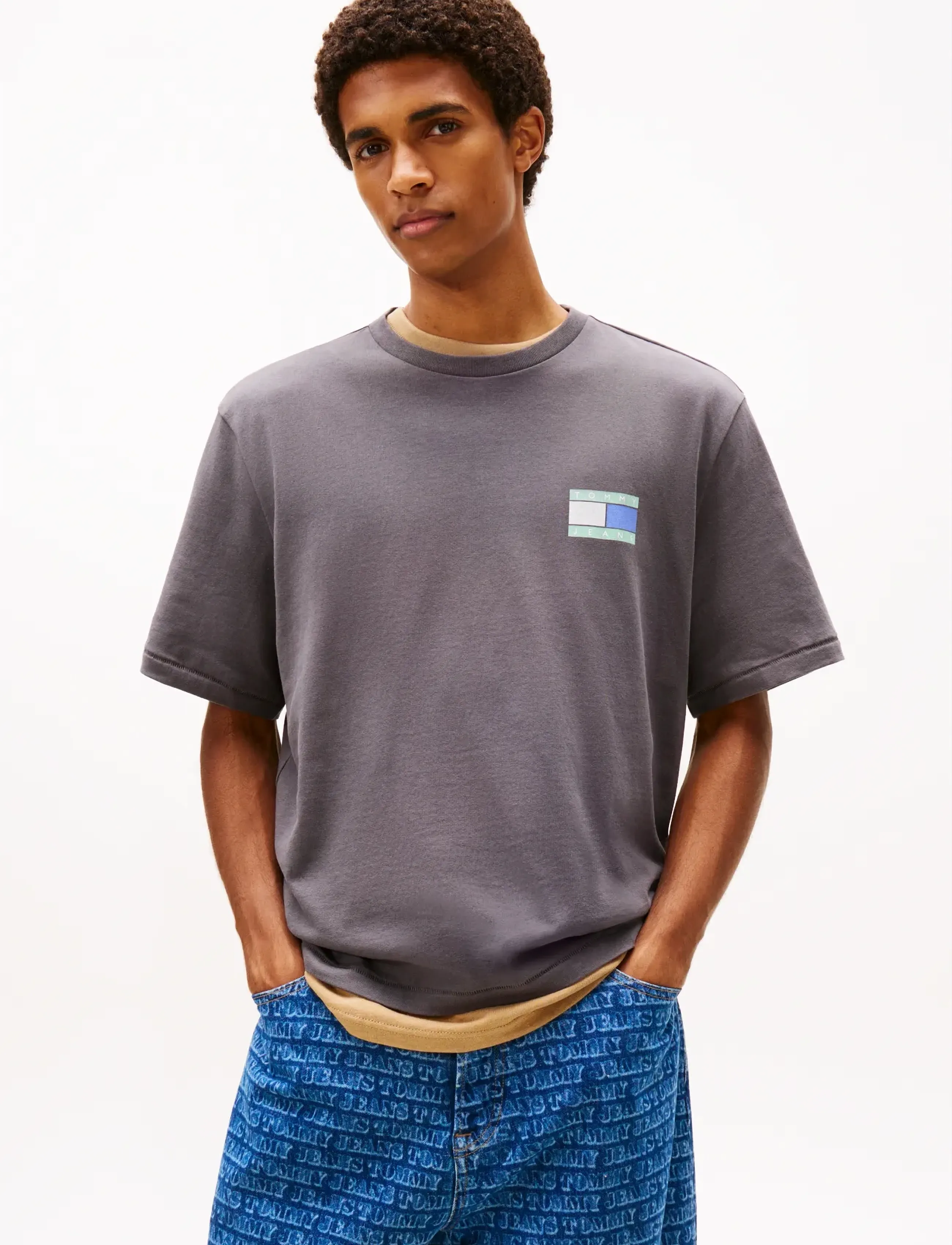 Tommy Jeans TJM 90S PEAKS BACKPRINT SS TEE - Nyheter - WASHED BLACK / grey