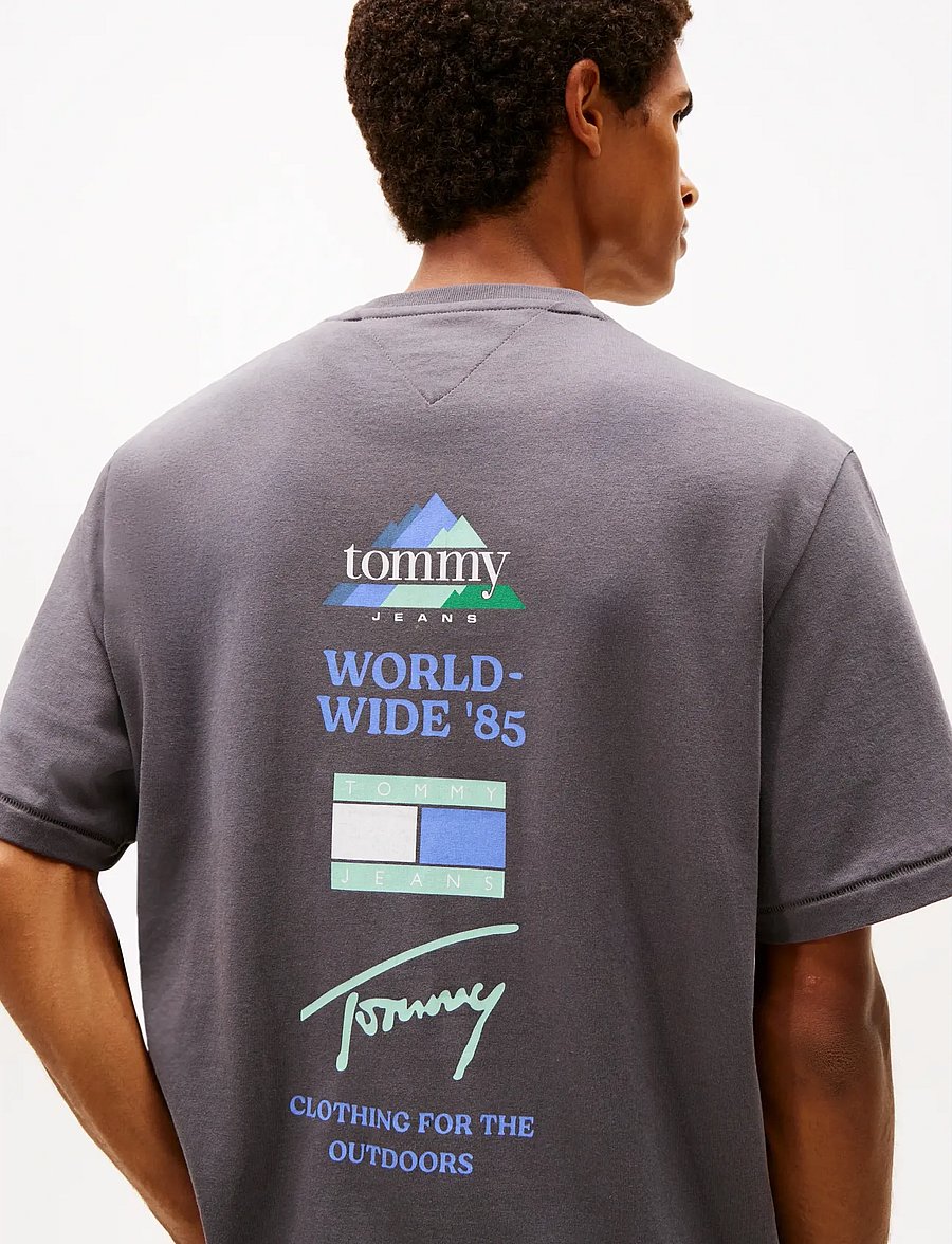 Tommy Jeans - TJM 90S PEAKS BACKPRINT SS TEE - kurzärmelige t-shirts - washed black - 5