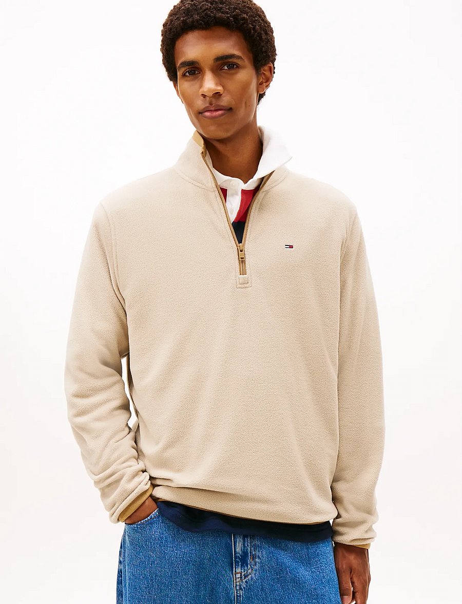 Tommy Jeans - TJM REG S FLAG POLAR FLEECE QZ - pullover mit halbem reißverschluss - gulf sand - 0
