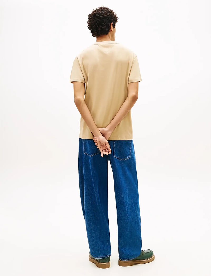 Tommy Jeans - TJM REG SFLAG SS TEE EXT - kurzärmelig - gentle gold - 2