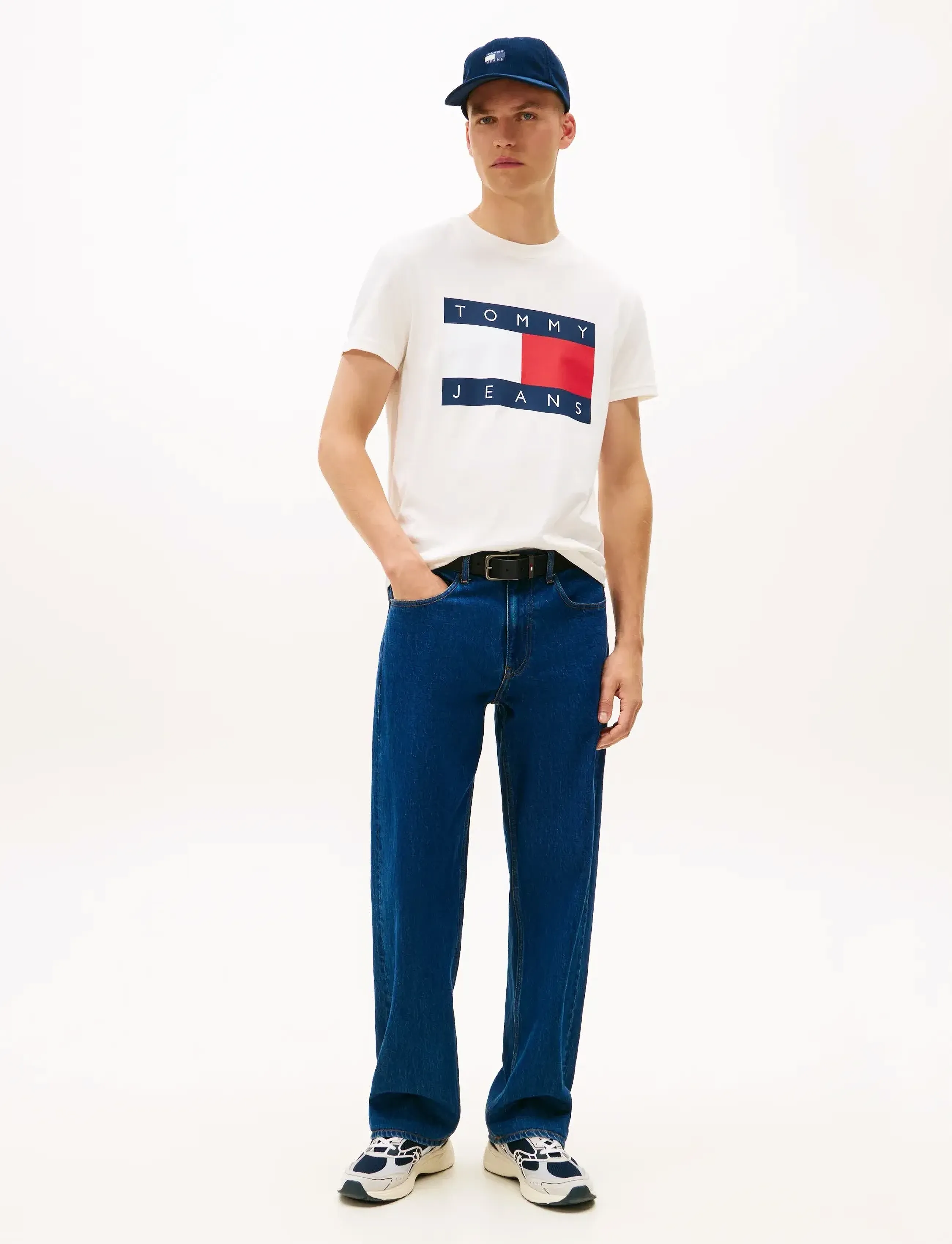 Tommy Jeans - TJM REG BIG FLAG SS TEE EXT - kortärmade t-shirts - ancient white - 2