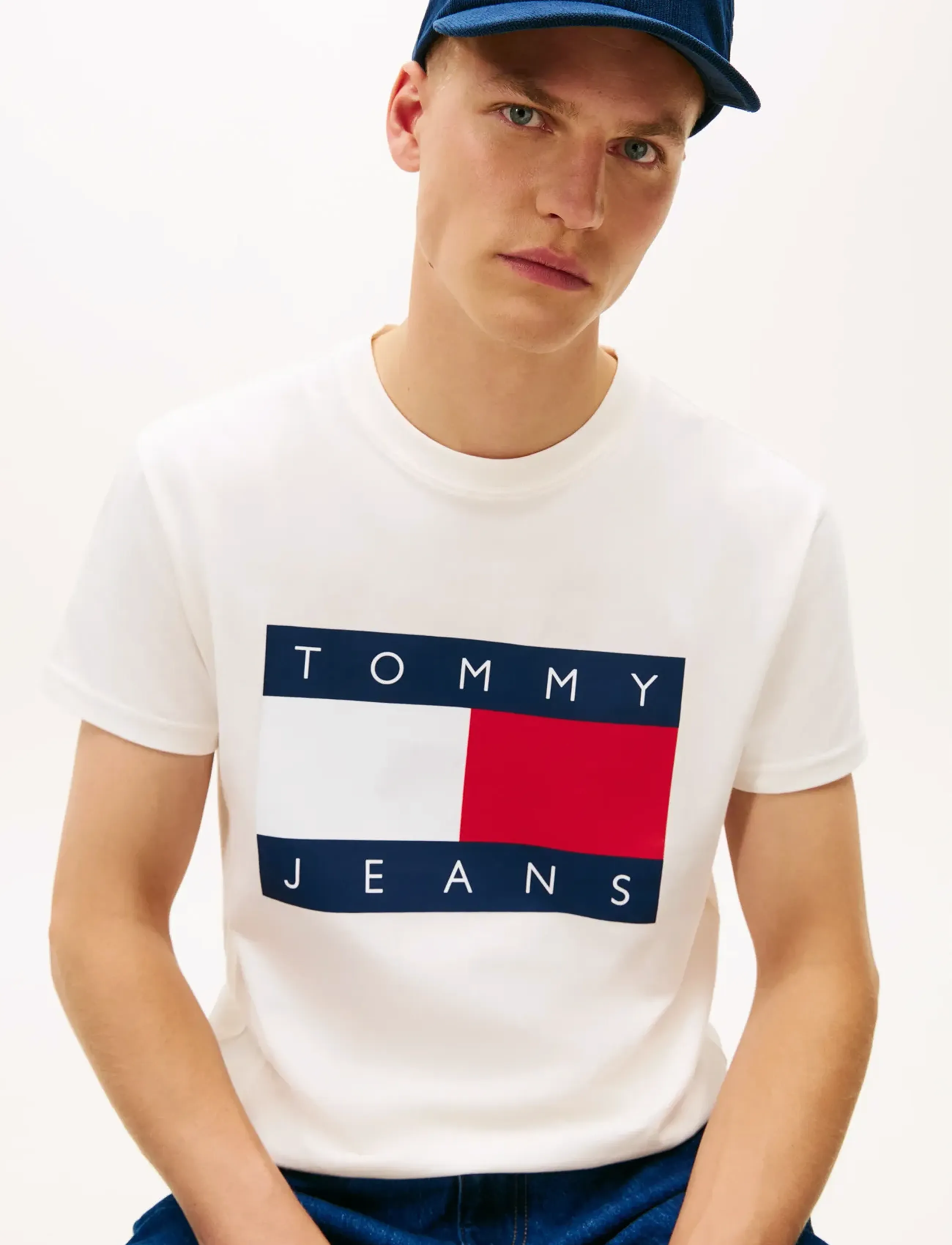 Tommy Jeans - TJM REG BIG FLAG SS TEE EXT - kortärmade t-shirts - ancient white - 4