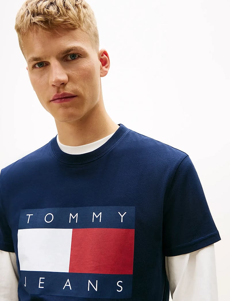 Tommy Jeans - TJM REG BIG FLAG SS TEE EXT - kortärmade t-shirts - dark night navy - 4