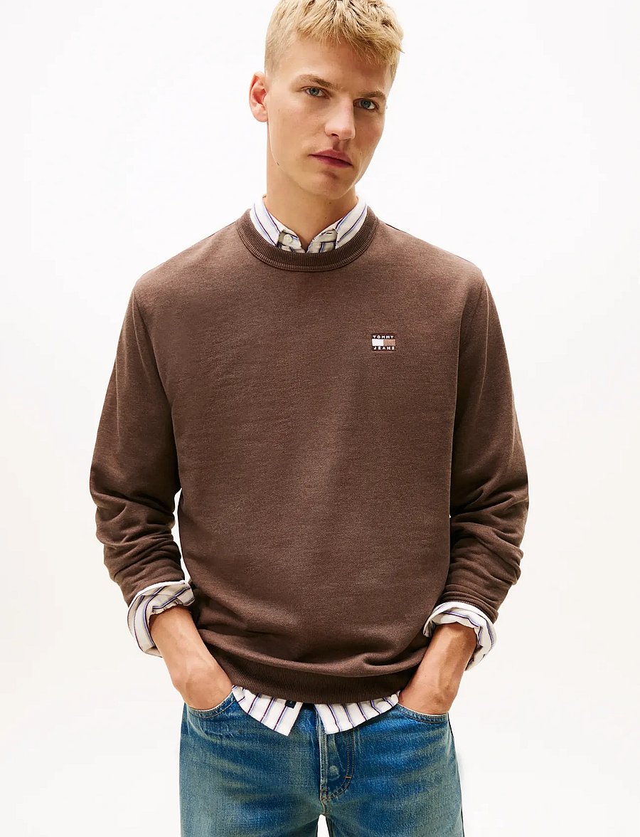 Tommy Jeans - TJM REG BADGE CREW EXT - shoppa efter stil - black walnut htr - 0