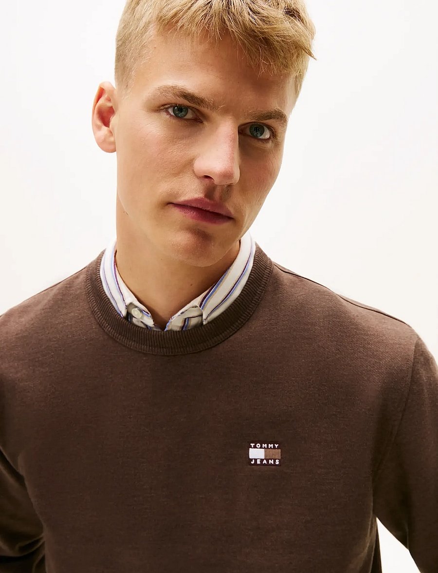 Tommy Jeans - TJM REG BADGE CREW EXT - shoppa efter stil - black walnut htr - 4