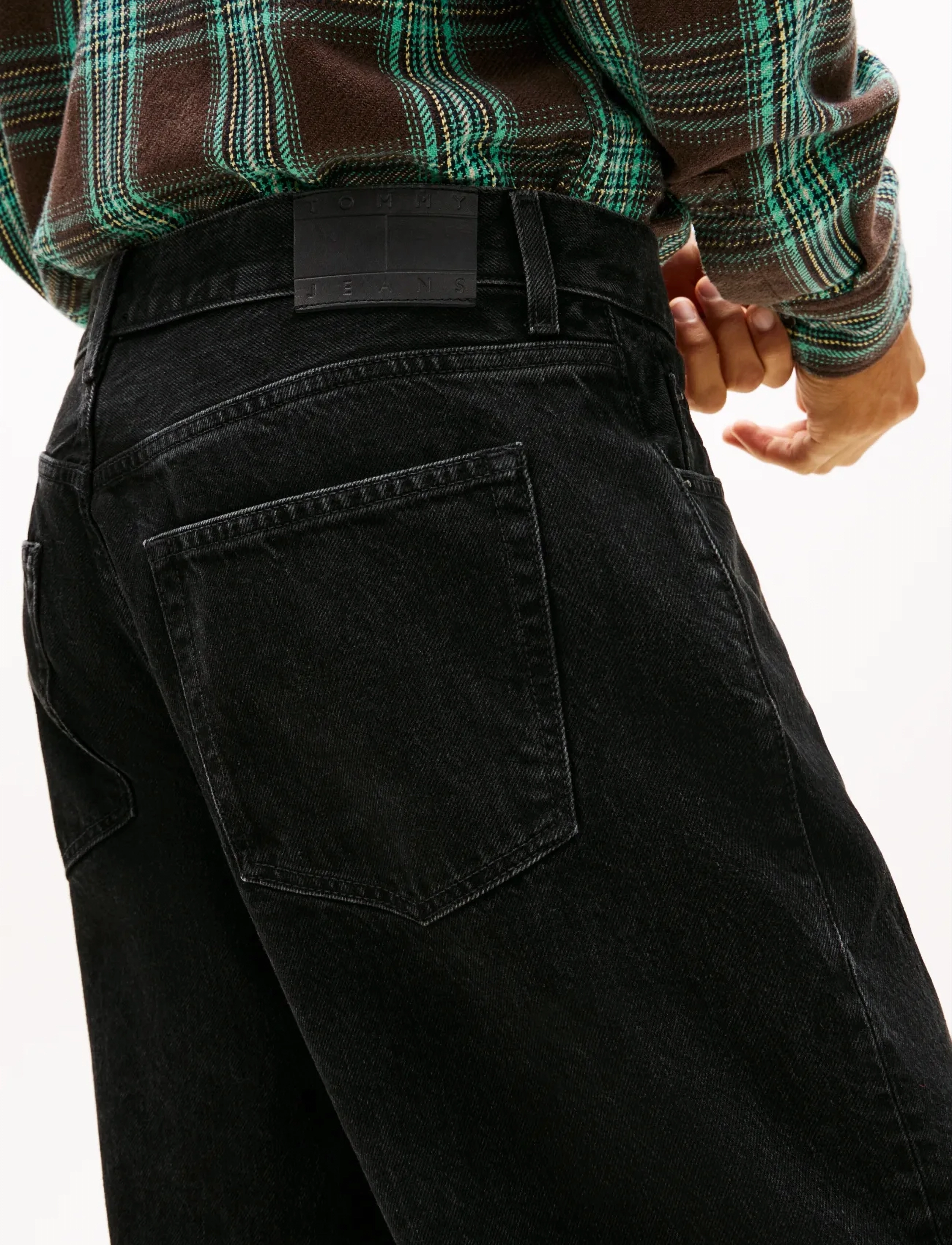 Tommy Jeans - JAIMIE RLXD STR FLG CBF EI6081 - alt laienevad teksad - denim black - 4