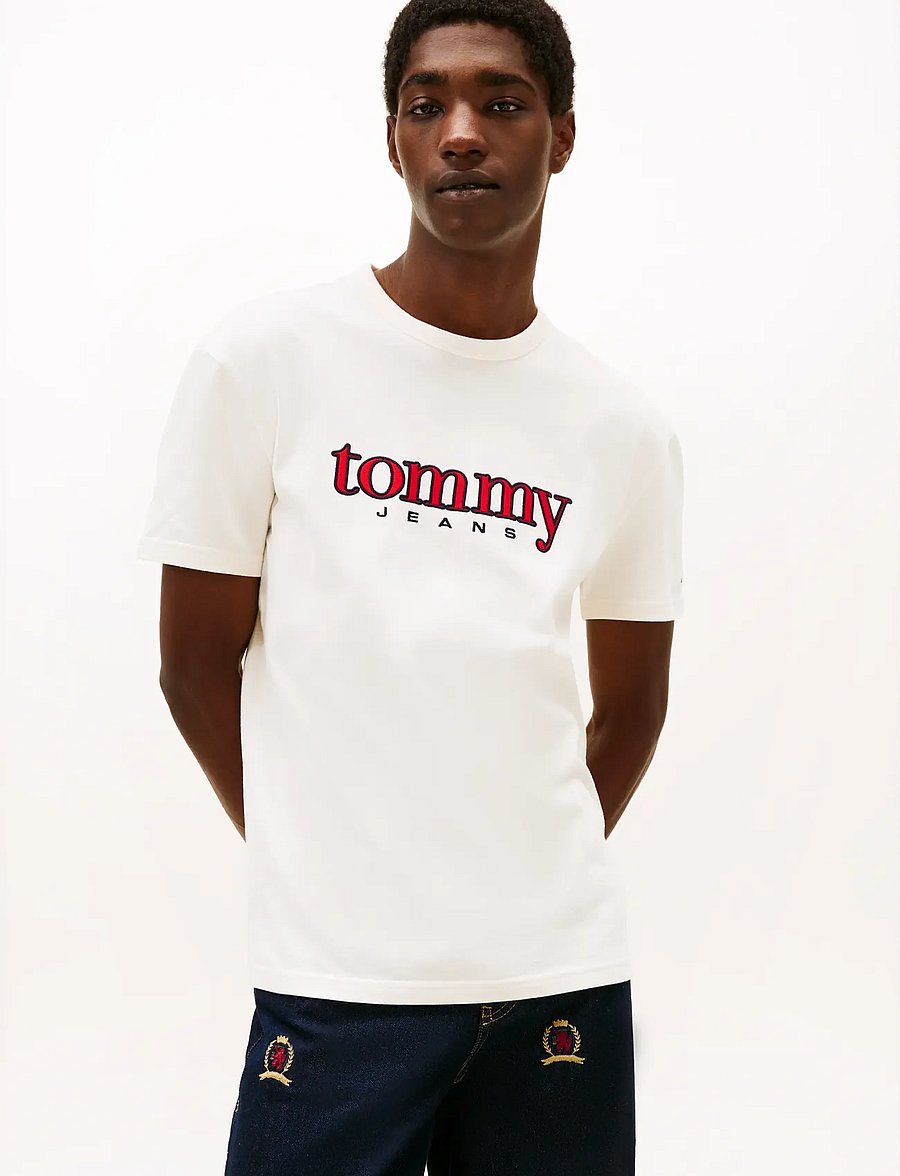 Tommy Jeans - TJM REG APPLIQ GRAPHIC SS T EXT - kurzärmelige t-shirts - ancient white - 0