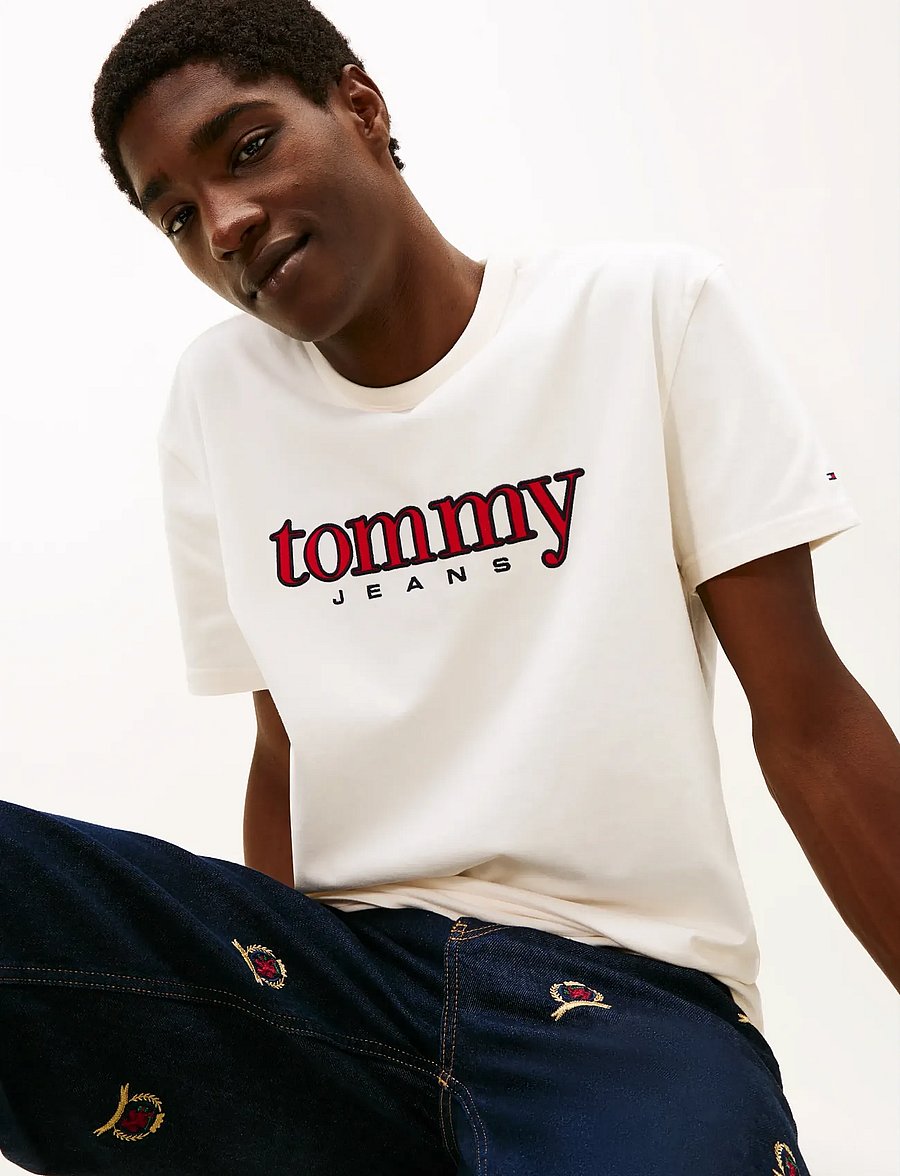 Tommy Jeans - TJM REG APPLIQ GRAPHIC SS T EXT - kurzärmelige t-shirts - ancient white - 4