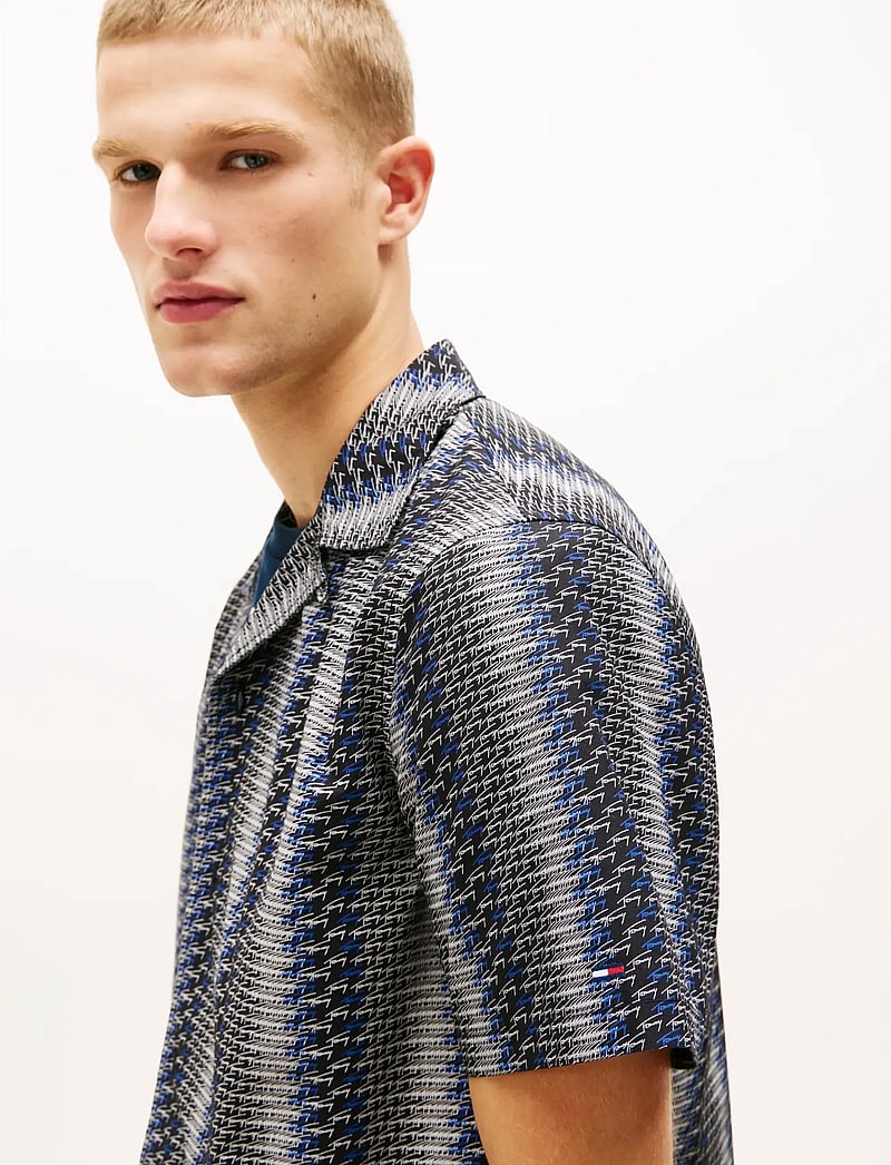 Tommy Jeans - TJM REG AOP CAMP SHIRT EXT - short-sleeved shirts - black aop - 4