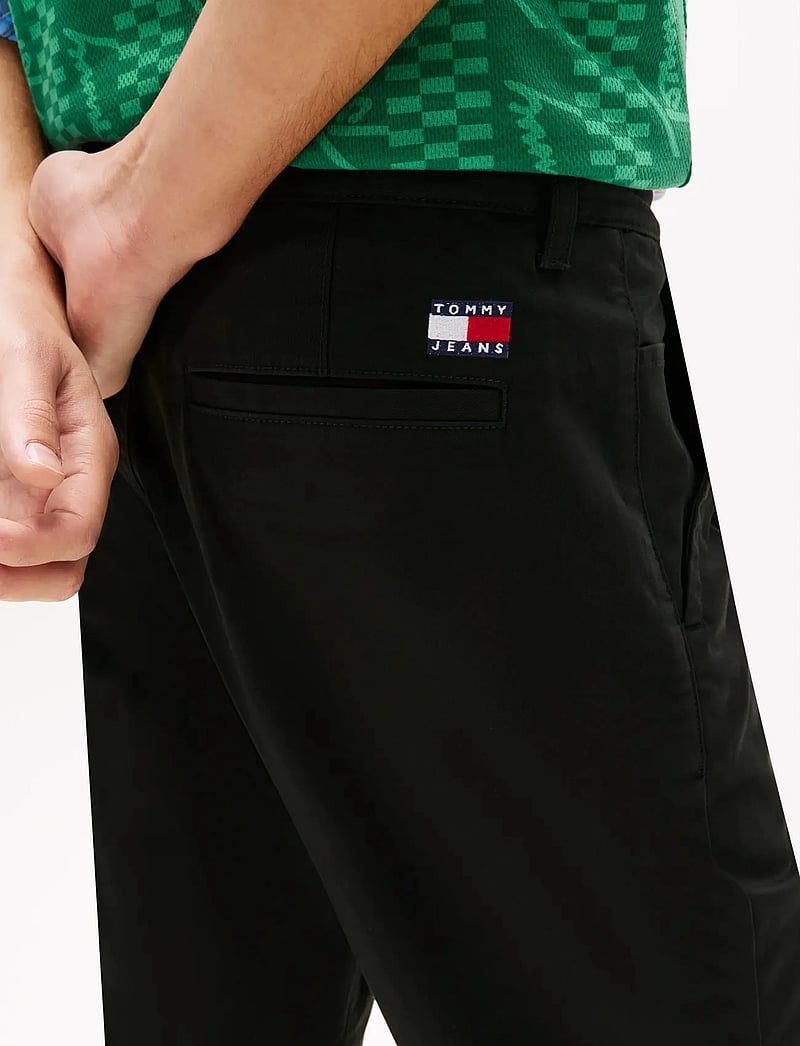 Tommy Jeans - TJM SCANTON SHORT - chinos shorts - black - 4