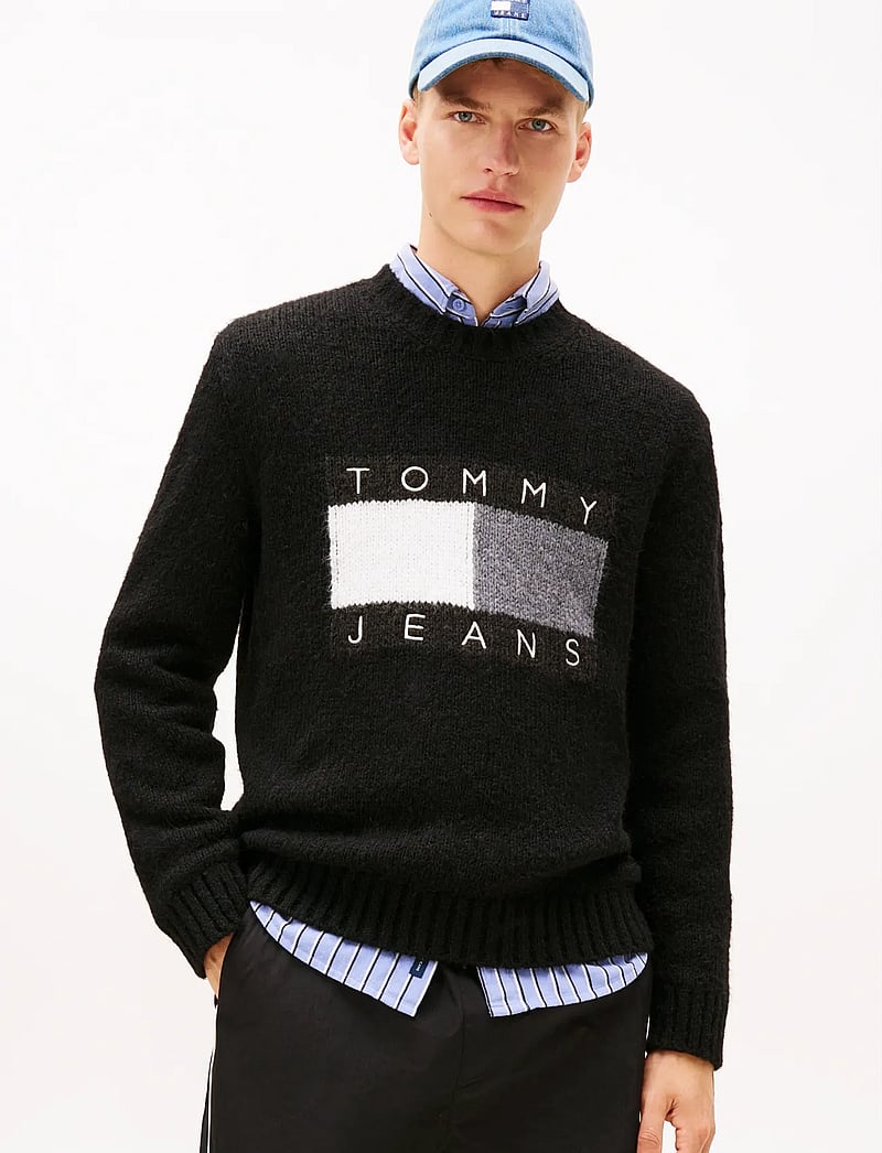 Tommy Jeans - TJM REG FLAG BEARER SWEATER - adījumi ar apaļu kakla izgriezumu - black - 0